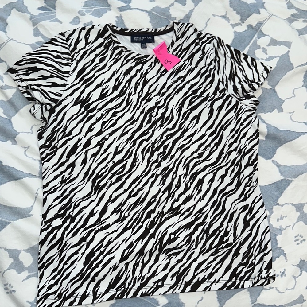Jones New York - T-shirt 
Brand new never worn